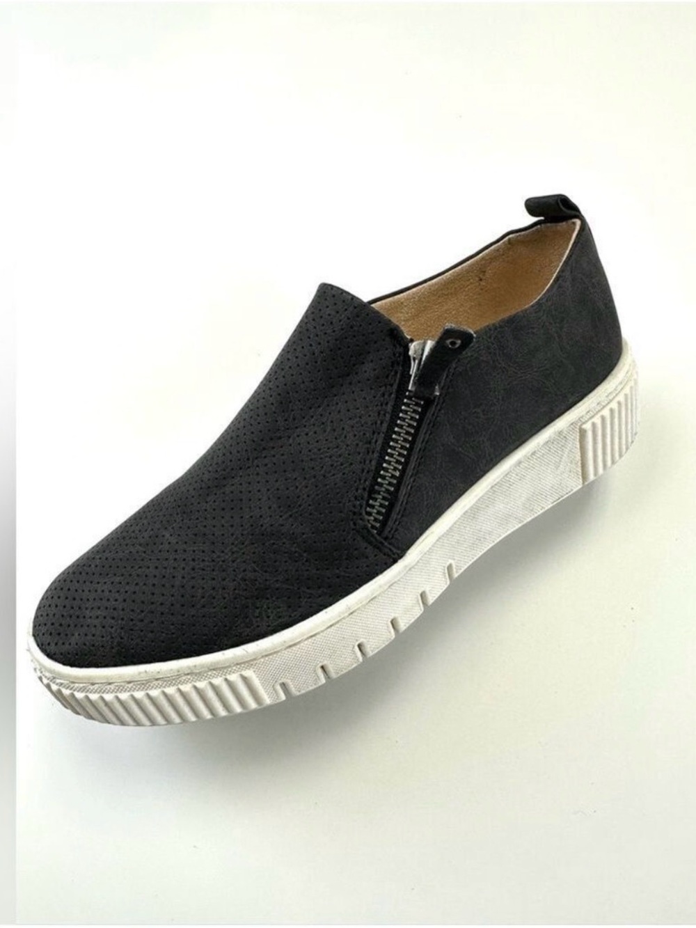 Naturalizer Black SlipOn Sneakers Womens Size 7M Perforated Comfort Side Zip m